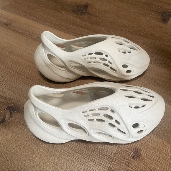 Adidas Yeezy Foam Runner Ararat, Color: Stone Salt, Size 6 - Picture 5 of 5